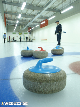 Homme joue au curling en salle couverte